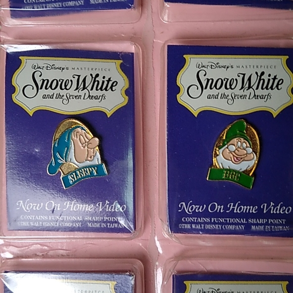 Snow White Special Edition Complete 8 Character Collectors Series Pin Set. NWT. - Picture 4 of 6